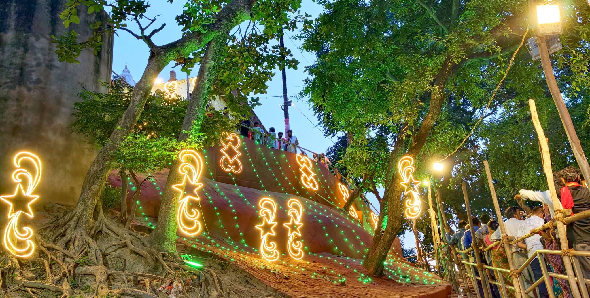 क्षीरेश्वरनाथ मंदिर में जलाभिषेक करते श्रद्धालुगण।