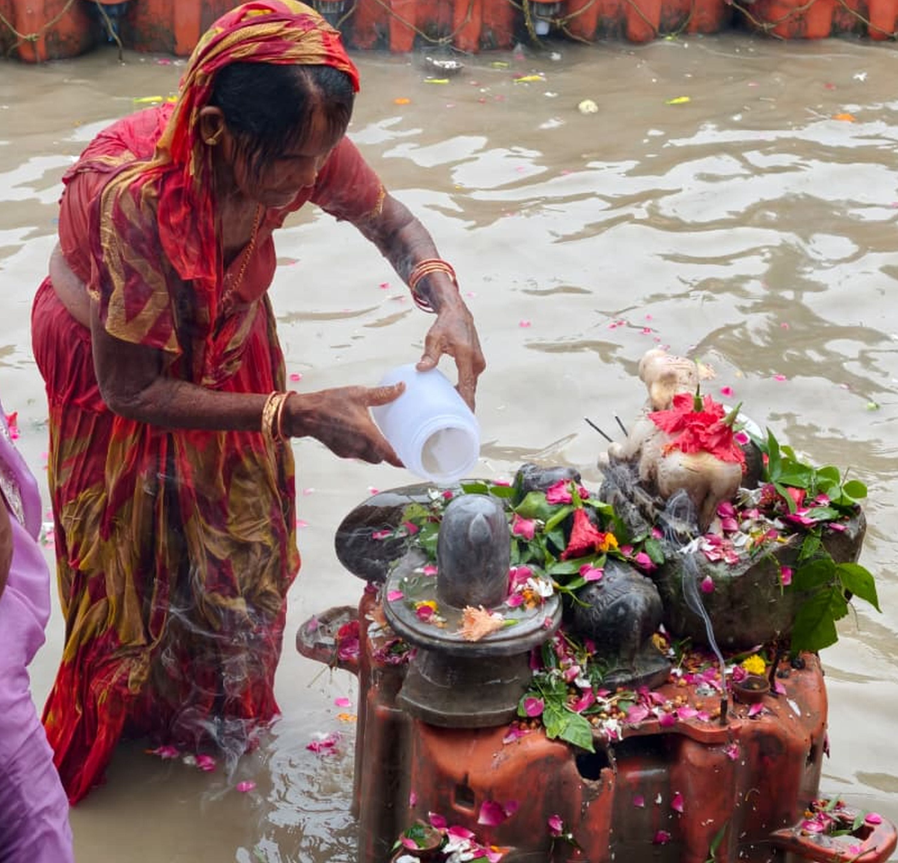 क्षीरेश्वरनाथ मंदिर में जलाभिषेक करते श्रद्धालुगण।
