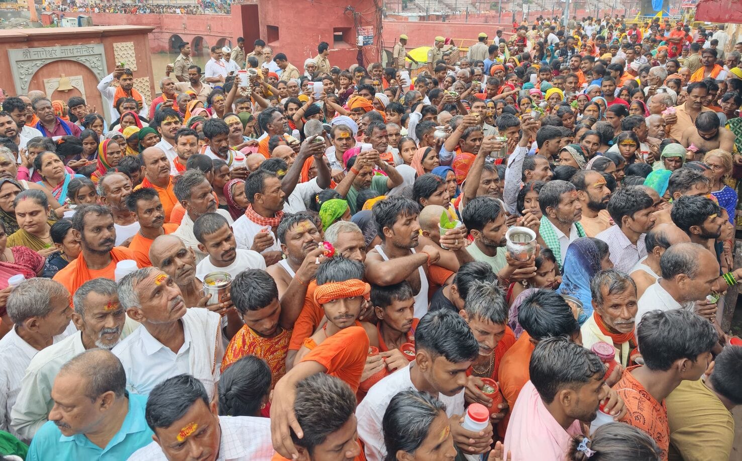 क्षीरेश्वरनाथ मंदिर में जलाभिषेक करते श्रद्धालुगण।
