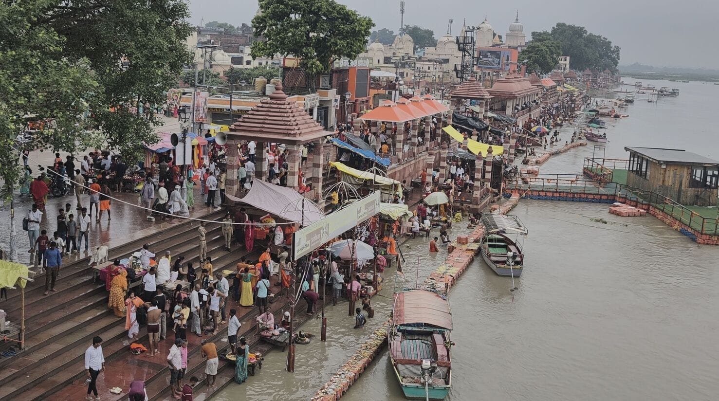 क्षीरेश्वरनाथ मंदिर में जलाभिषेक करते श्रद्धालुगण।