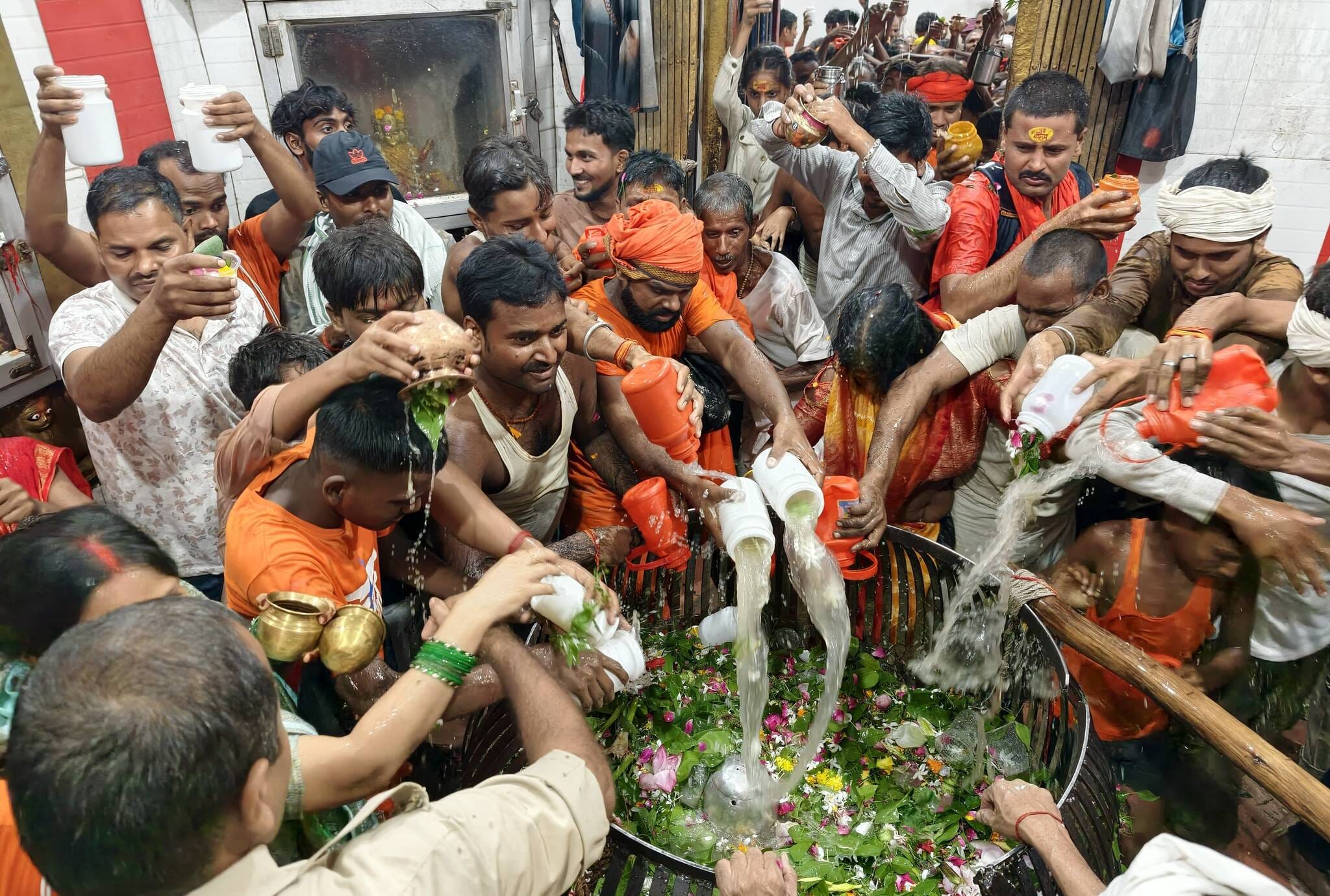 क्षीरेश्वरनाथ मंदिर में जलाभिषेक करते श्रद्धालुगण।