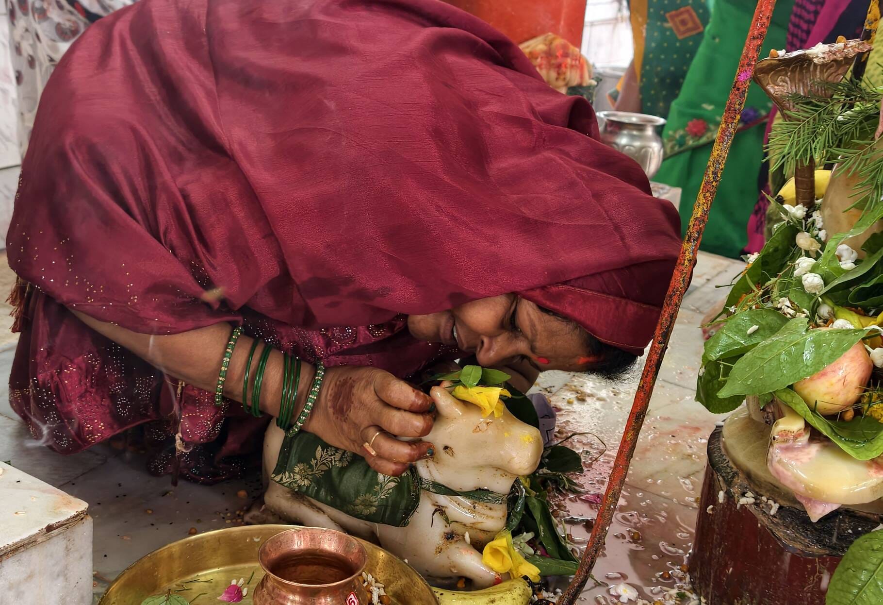 क्षीरेश्वरनाथ मंदिर में जलाभिषेक करते श्रद्धालुगण।