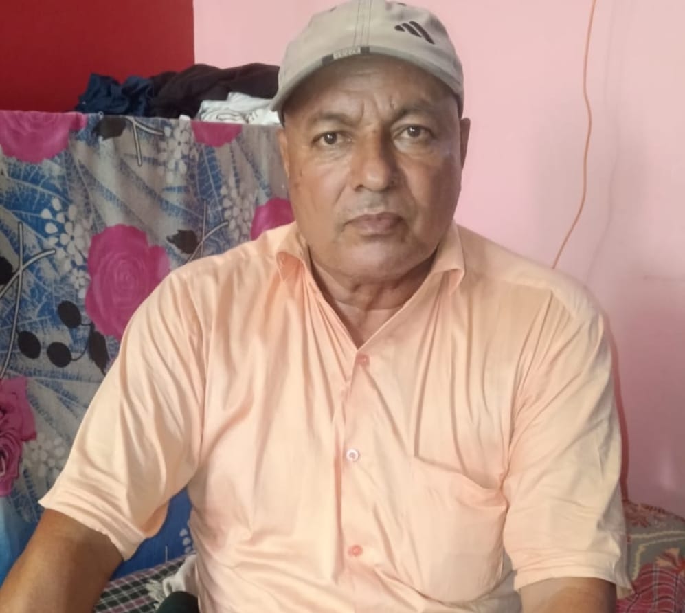 खरखौदा में पांची स्थित रेलवे अंडरपास से पानी निकालती रेलवे की टीम (ग्रामीण)