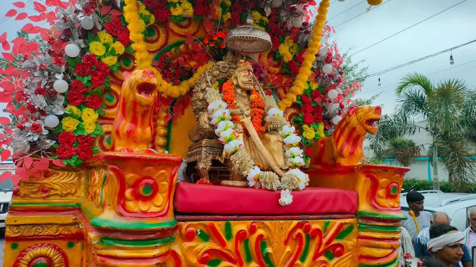 खतौली में निकाली गई महाराज दक्ष प्रजापति की शोभायात्रा में शामिल श्रद्धालु। संवाद