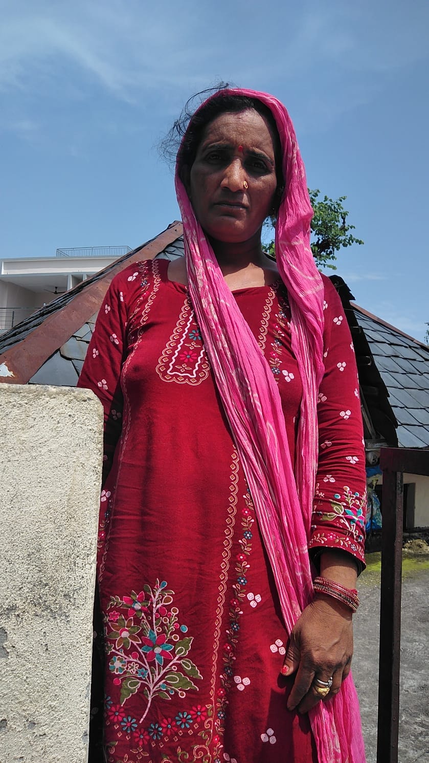 लोअर करहां गांव में बारिश के पानी से हुआ भूमि कटाव। संवाद लोअर करहां गांव में बारिश के पानी से हुआ भूमि कटाव। संवाद