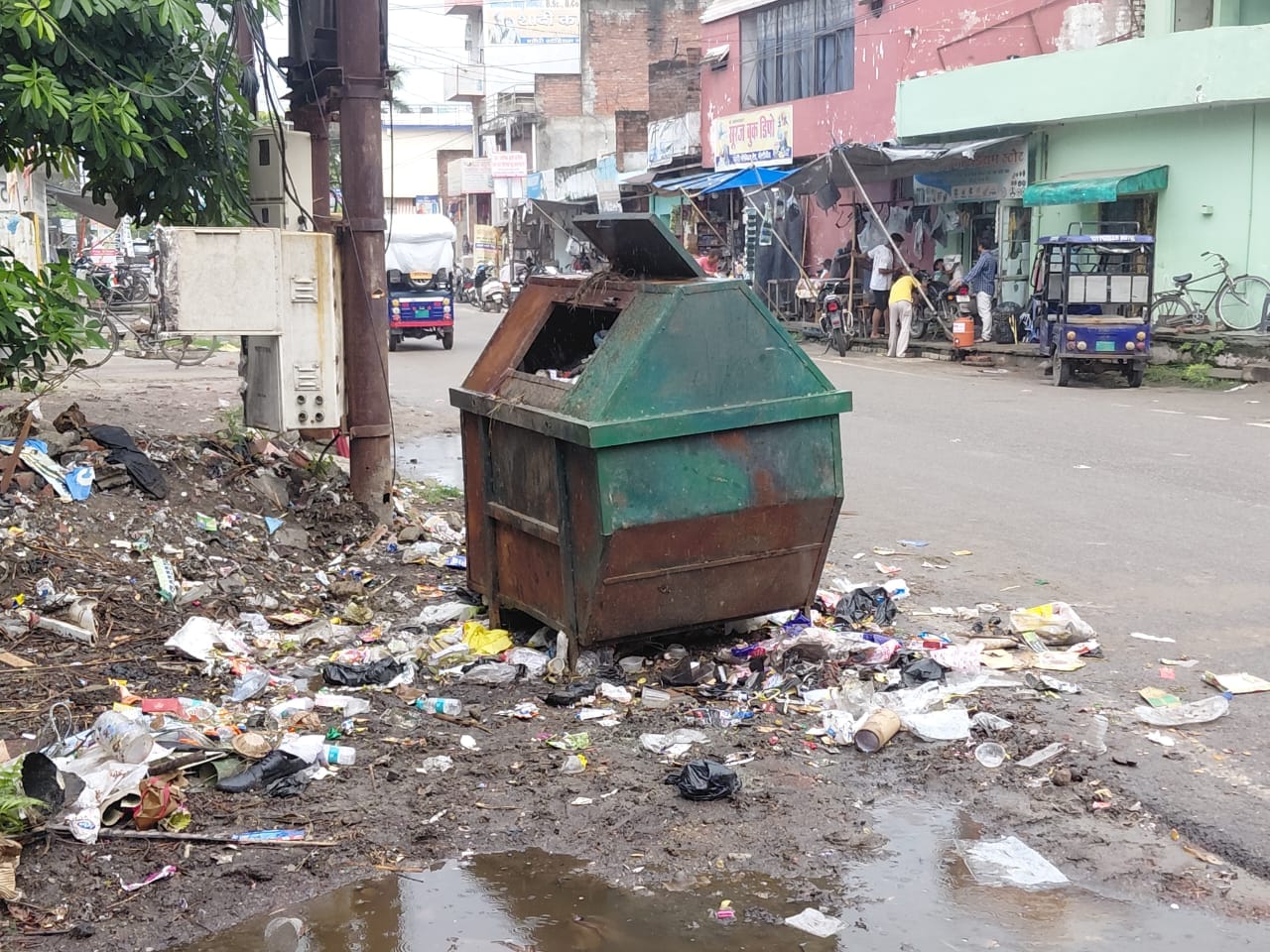 मोहल्ला खकरा में एक घर के बाहर लगा कूड़े का ढ़ेर। संवाद मोहल्ला खकरा में एक घर के बाहर लगा कूड़े का ढ़ेर। संवाद