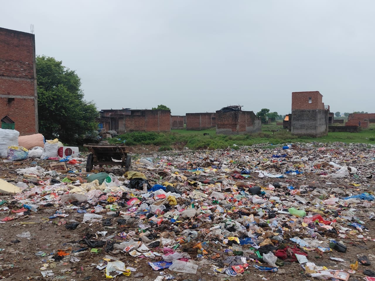मोहल्ला खकरा में एक घर के बाहर लगा कूड़े का ढ़ेर। संवाद मोहल्ला खकरा में एक घर के बाहर लगा कूड़े का ढ़ेर। संवाद