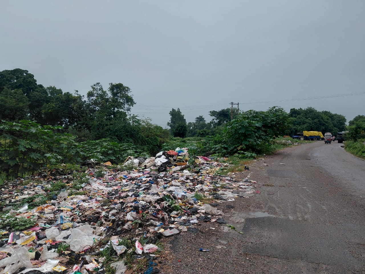 मोहल्ला खकरा में एक घर के बाहर लगा कूड़े का ढ़ेर। संवाद मोहल्ला खकरा में एक घर के बाहर लगा कूड़े का ढ़ेर। संवाद