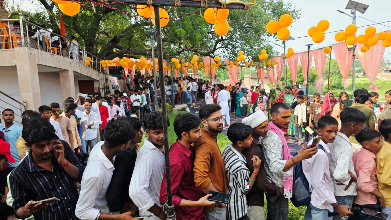 नगर के शांतिकुंज गायघाट स्थित मऊ महादेव मंदिर पर सजा बाबा अमरनाथ बर्फानी का दरबार। संवाद नगर के शांतिकुंज गायघाट स्थित मऊ महादेव मंदिर पर सजा बाबा अमरनाथ बर्फानी का दरबार। संवाद