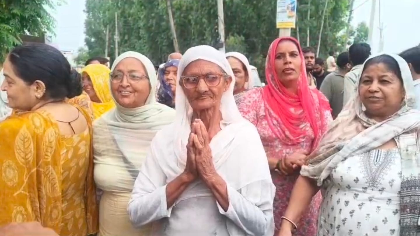 पंजेटो गांव में हाईवे पर ट्रैक्टर-ट्राली खड़ी कर जाम लगाते किसान। संवाद पंजेटो गांव में हाईवे पर ट्रैक्टर-ट्राली खड़ी कर जाम लगाते किसान। संवाद