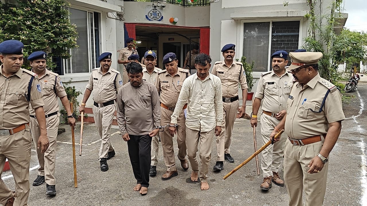 पेटलावद में पुलिस ने मुख्य आरोपी का जुलूस निकाला। पेटलावद में पुलिस ने मुख्य आरोपी का जुलूस निकाला।