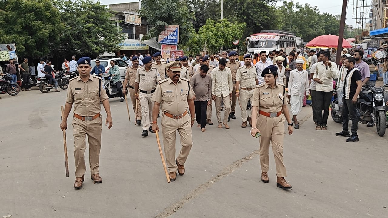 पेटलावद में पुलिस ने मुख्य आरोपी का जुलूस निकाला।