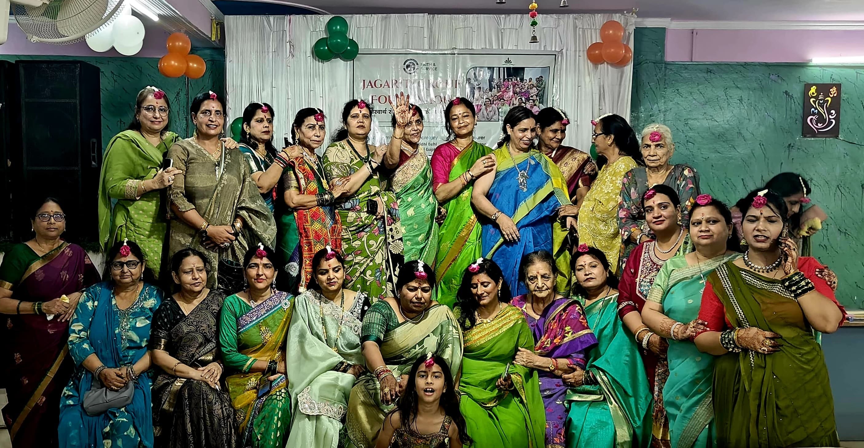 पुवायां में हरियाली तीज उत्सव के दौरान झूला झूलती महिलाएं। स्रोत : स्वयं पुवायां में हरियाली तीज उत्सव के दौरान झूला झूलती महिलाएं। स्रोत : स्वयं