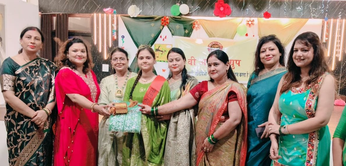 पुवायां में हरियाली तीज उत्सव के दौरान झूला झूलती महिलाएं। स्रोत : स्वयं पुवायां में हरियाली तीज उत्सव के दौरान झूला झूलती महिलाएं। स्रोत : स्वयं