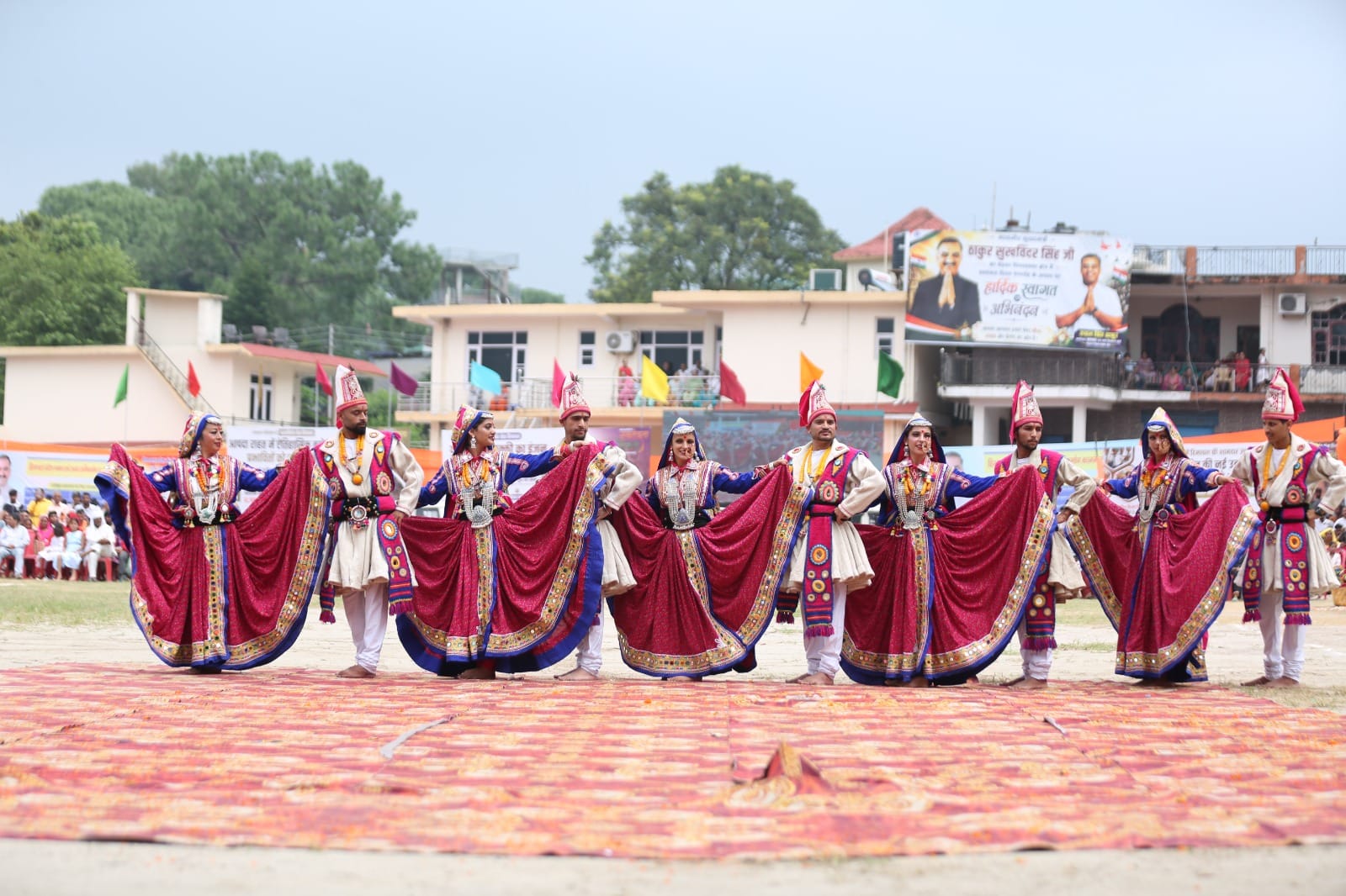 राज्यस्तरीय स्वतंत्रतता दिवस समारोह में प्रस्तुति देने वाले कलाकारों को पुस्कृत करते सीएम सुक्ख राज्यस्तरीय स्वतंत्रतता दिवस समारोह में प्रस्तुति देने वाले कलाकारों को पुस्कृत करते सीएम सुक्ख