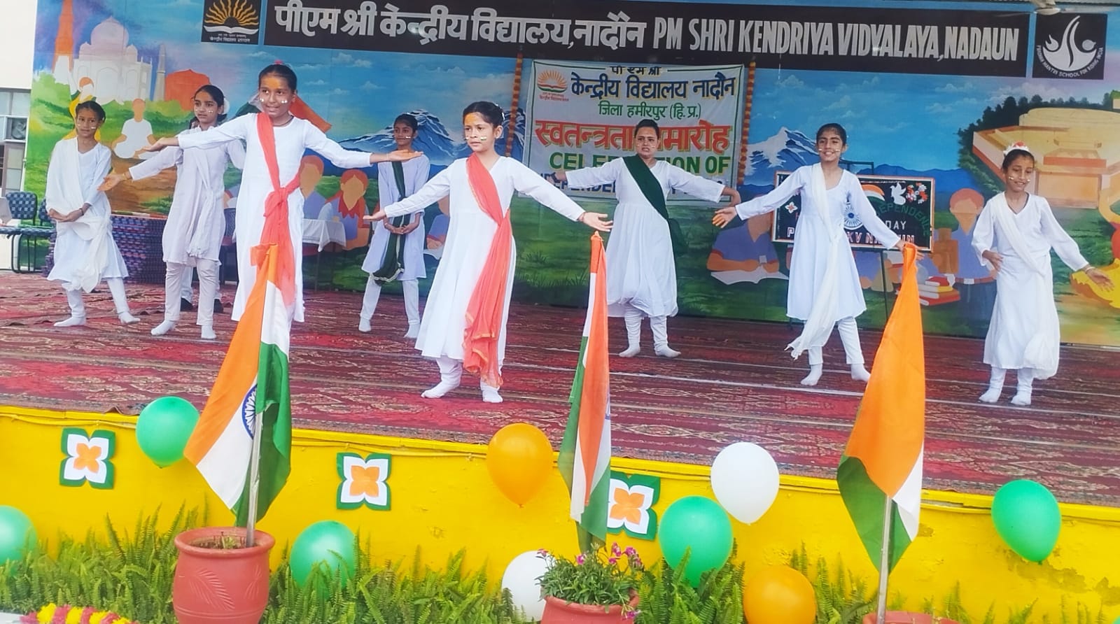 राज्यस्तरीय स्वतंत्रतता दिवस समारोह में प्रस्तुति देने वाले कलाकारों को पुस्कृत करते सीएम सुक्ख राज्यस्तरीय स्वतंत्रतता दिवस समारोह में प्रस्तुति देने वाले कलाकारों को पुस्कृत करते सीएम सुक्ख
