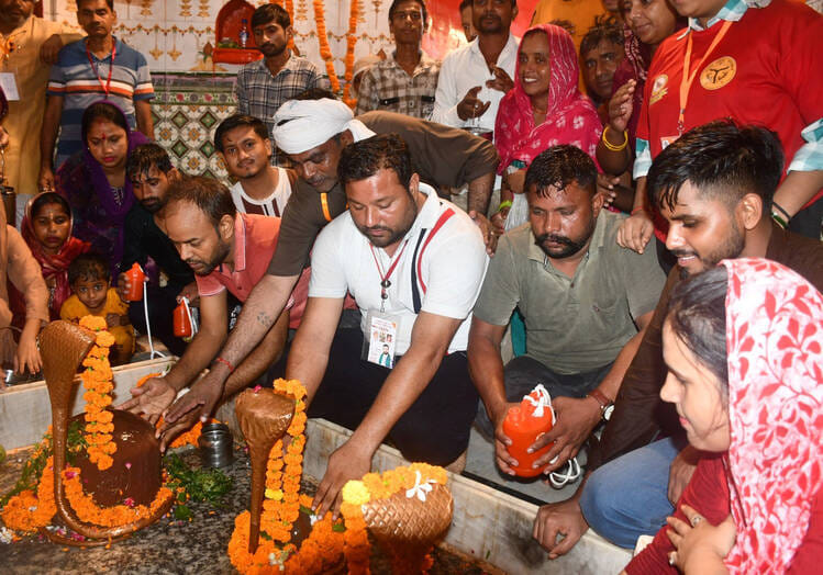 रविवार की रात ब्रजघाट में कांवड़ भरने पहुंचे शिवभक्त। संवाद