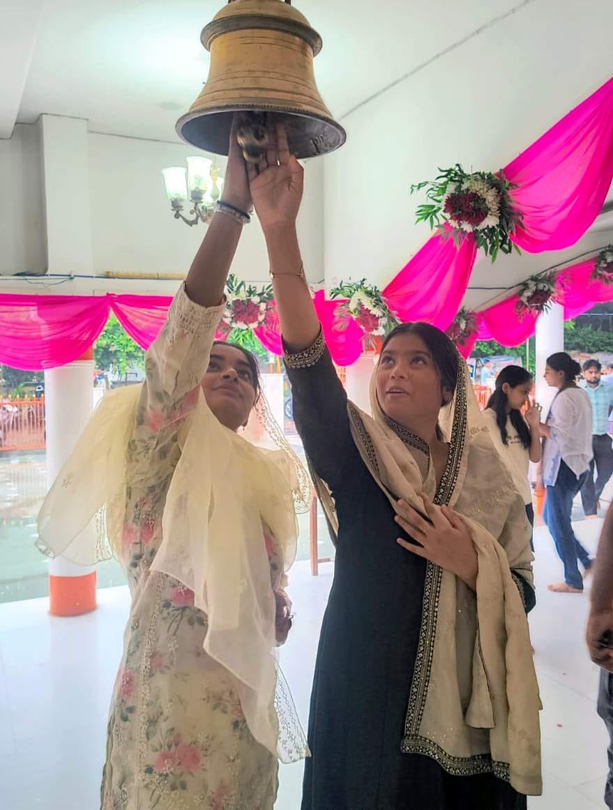 सोमवार को बाबा विश्वनाथ मंदिर में जलाभिषेक करते श्रद्धालु। संवाद