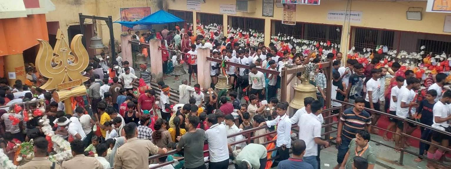 सोमवार को बाबा विश्वनाथ मंदिर में जलाभिषेक करते श्रद्धालु। संवाद