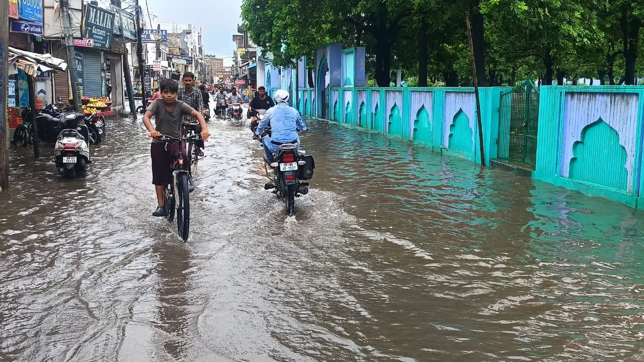 सोमवार को हुई बारिश से शहर में हुआ जलभराव। संवाद सोमवार को हुई बारिश से शहर में हुआ जलभराव। संवाद