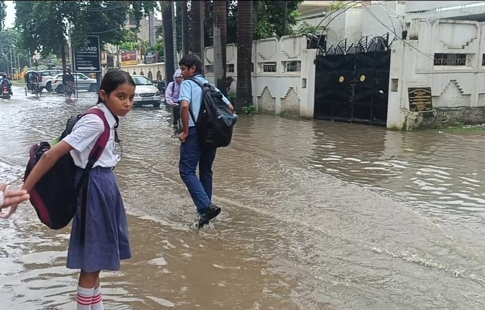 सोमवार को हुई बारिश से शहर में हुआ जलभराव। संवाद सोमवार को हुई बारिश से शहर में हुआ जलभराव। संवाद