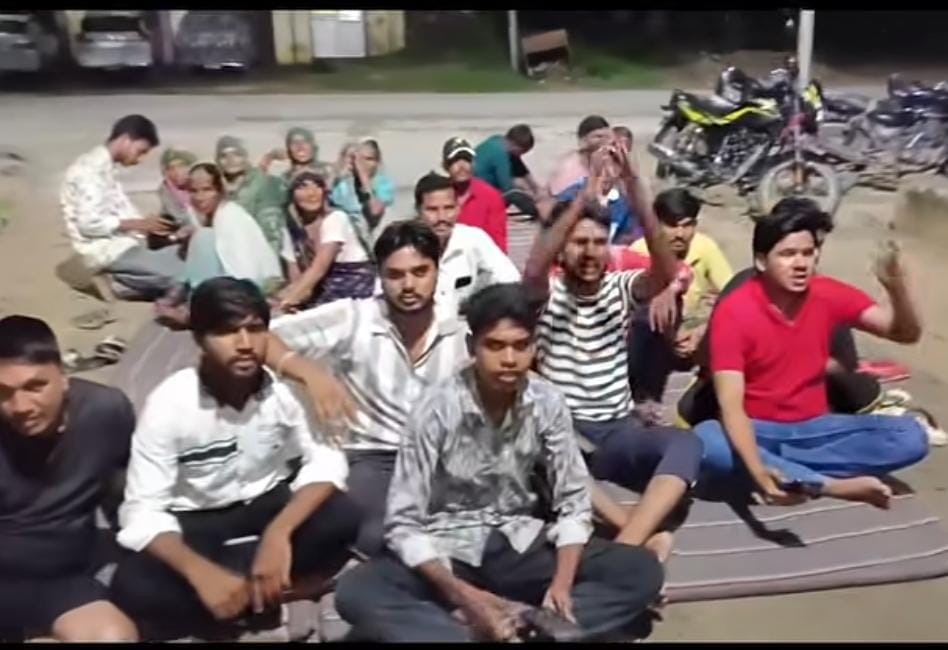 सीओ का ज्ञापन देते प्रदर्शनकारी। स्त्रोत वीडियोग्रैब