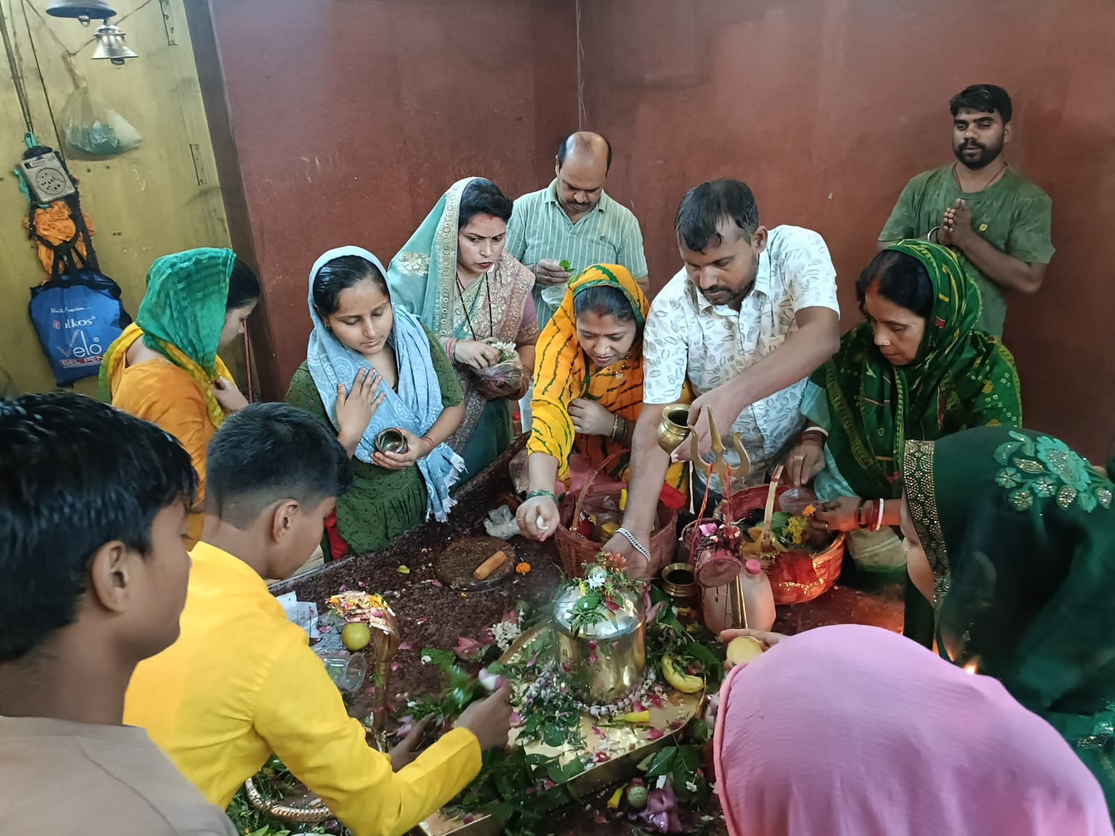 सावन माह के तीसरे सोमवार को नगर स्थित बाबा बालेश्वर मंदिर परिसर में जलाभिषेक करते श्रद्धालु सावन माह के तीसरे सोमवार को नगर स्थित बाबा बालेश्वर मंदिर परिसर में जलाभिषेक करते श्रद्धालु