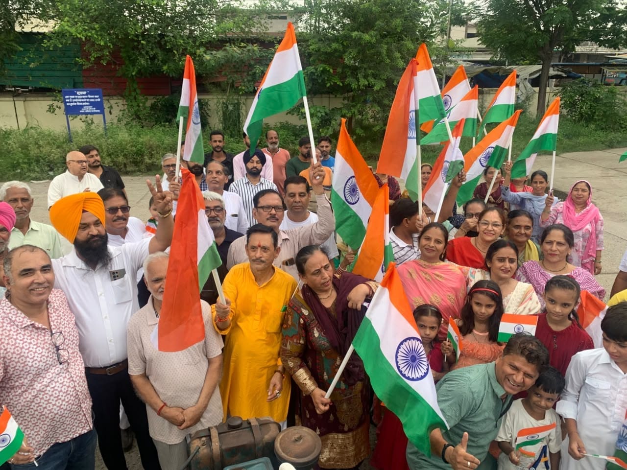 स्वतंत्रता दिवस के अवसर पर हाथों में तिरंगा लेकर देशभक्ति का संदेश देते हुए यूएस ग्लोबल स्कूल स स्वतंत्रता दिवस के अवसर पर हाथों में तिरंगा लेकर देशभक्ति का संदेश देते हुए यूएस ग्लोबल स्कूल स
