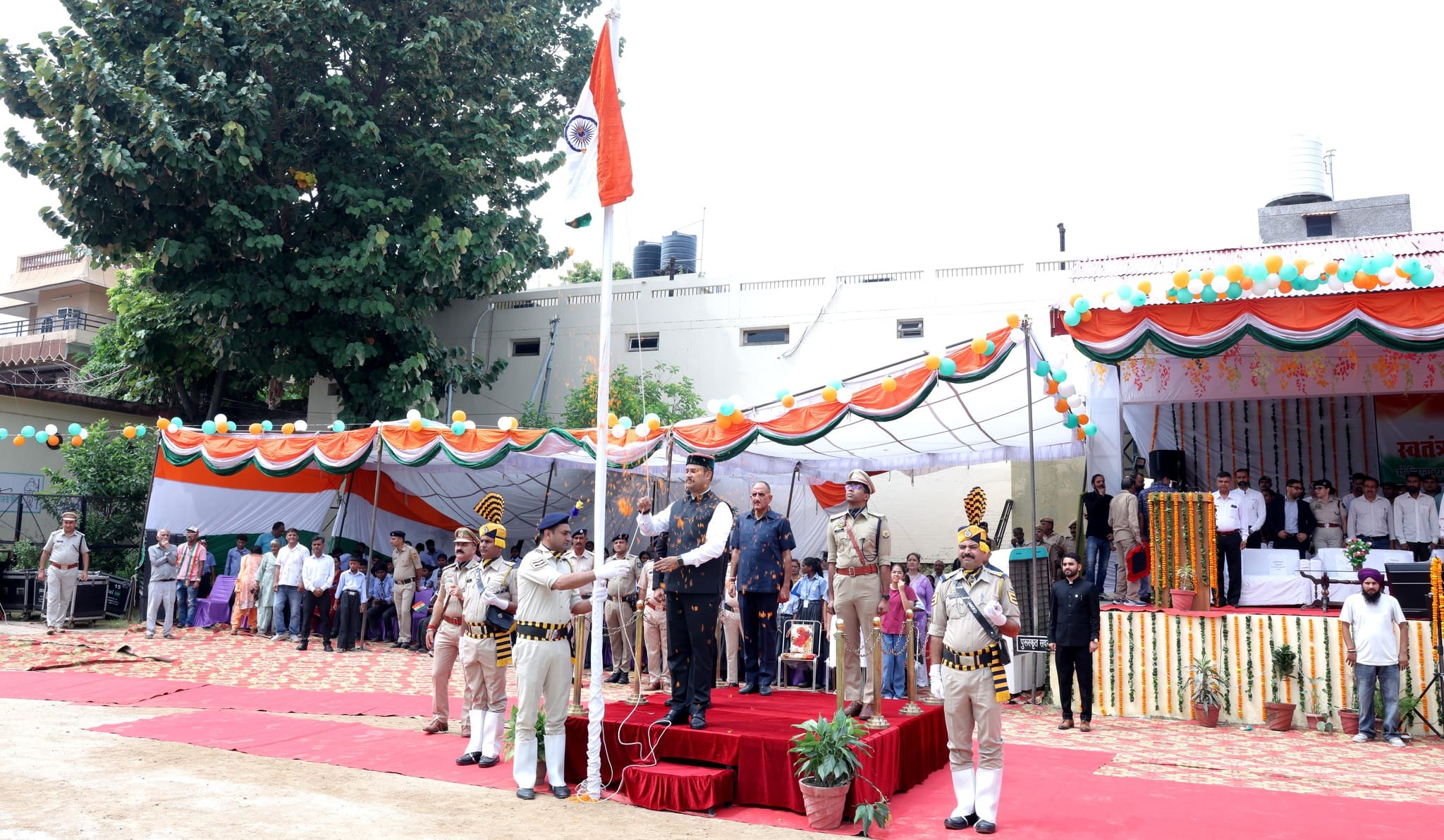 स्वतंत्रता दिवस के अवसर पर हाथों में तिरंगा लेकर देशभक्ति का संदेश देते हुए यूएस ग्लोबल स्कूल स स्वतंत्रता दिवस के अवसर पर हाथों में तिरंगा लेकर देशभक्ति का संदेश देते हुए यूएस ग्लोबल स्कूल स