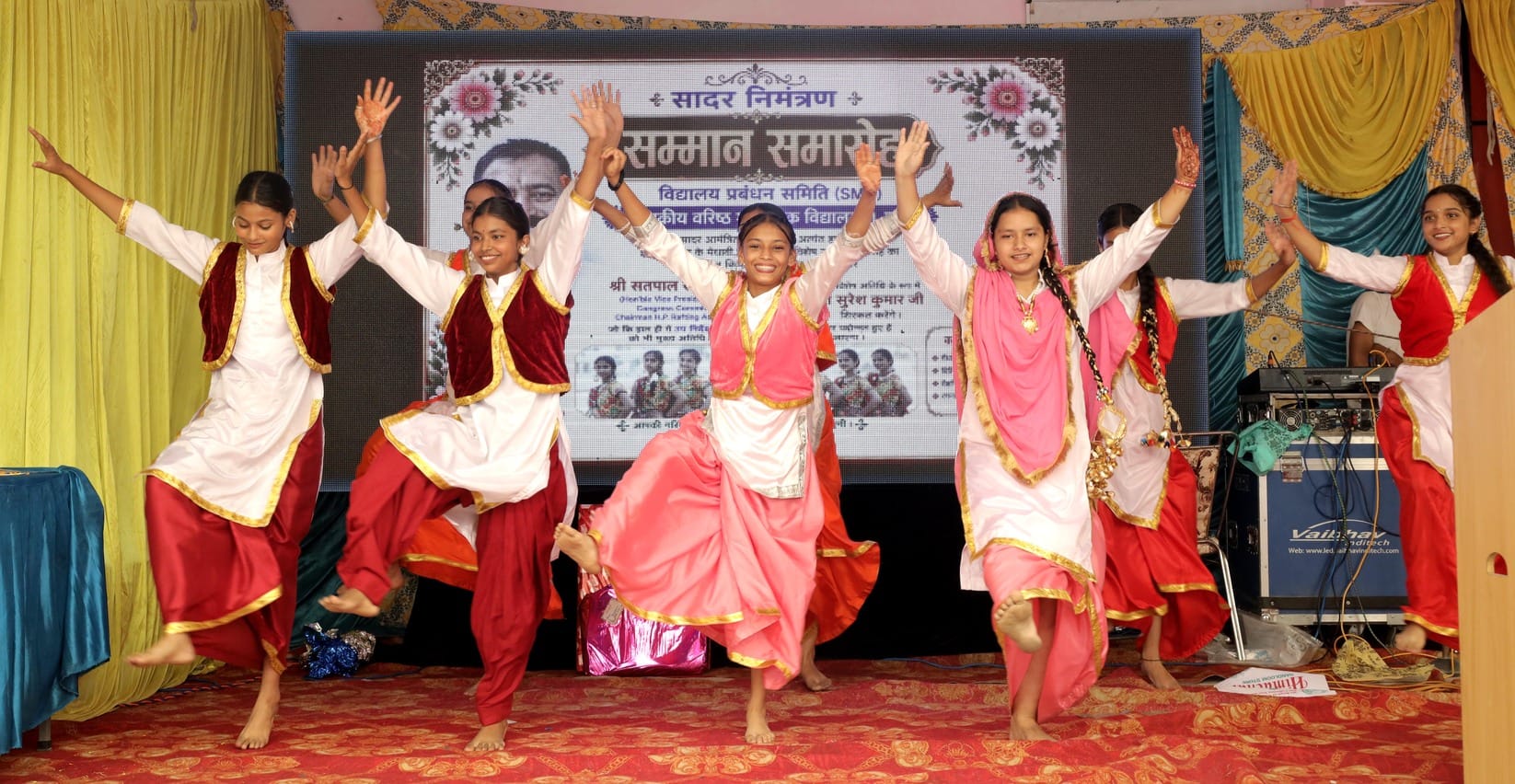 स्वतंत्रता दिवस के अवसर पर हाथों में तिरंगा लेकर देशभक्ति का संदेश देते हुए यूएस ग्लोबल स्कूल स स्वतंत्रता दिवस के अवसर पर हाथों में तिरंगा लेकर देशभक्ति का संदेश देते हुए यूएस ग्लोबल स्कूल स