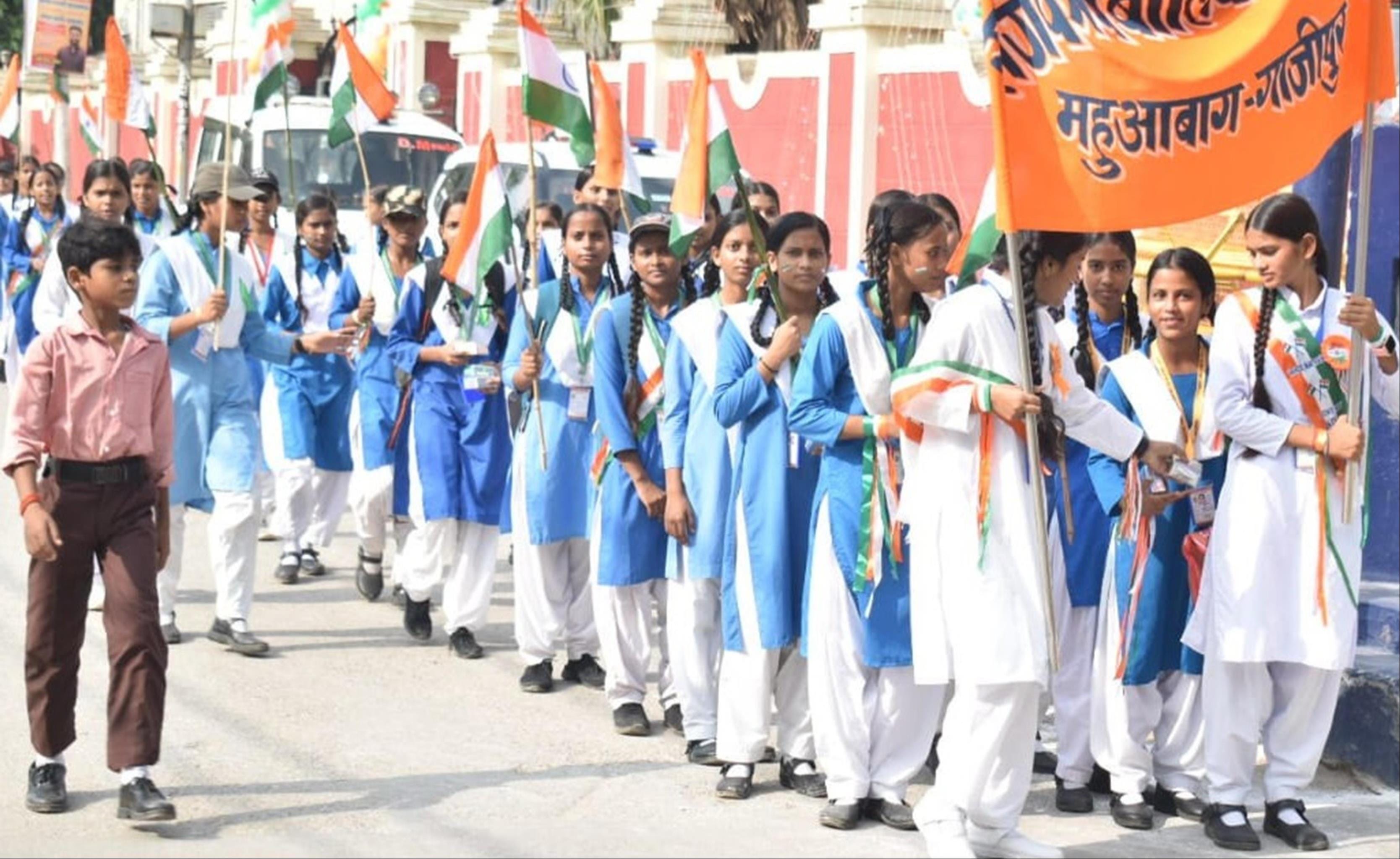 स्वतंत्रता दिवस पर ऑडिटोरियम हॉल सांस्कृतिक कार्यक्रम प्रस्तुत करतीं छात्राएं। संवाद स्वतंत्रता दिवस पर ऑडिटोरियम हॉल सांस्कृतिक कार्यक्रम प्रस्तुत करतीं छात्राएं। संवाद