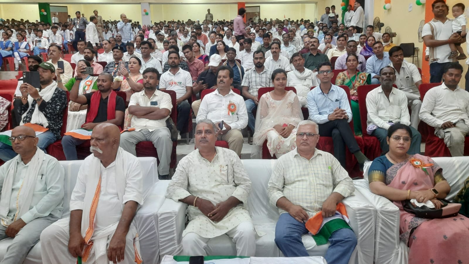 स्वतंत्रता दिवस पर ऑडिटोरियम हॉल सांस्कृतिक कार्यक्रम प्रस्तुत करतीं छात्राएं। संवाद स्वतंत्रता दिवस पर ऑडिटोरियम हॉल सांस्कृतिक कार्यक्रम प्रस्तुत करतीं छात्राएं। संवाद
