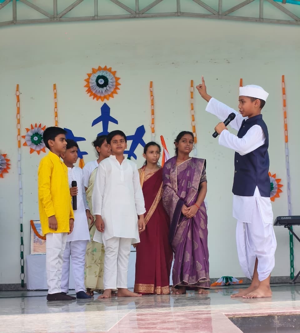 स्वतंत्रता दिवस पर राधाकृष्ण अकादमी ध्वजारोहण करते विद्यालय परिवार के लोग। आयोजक