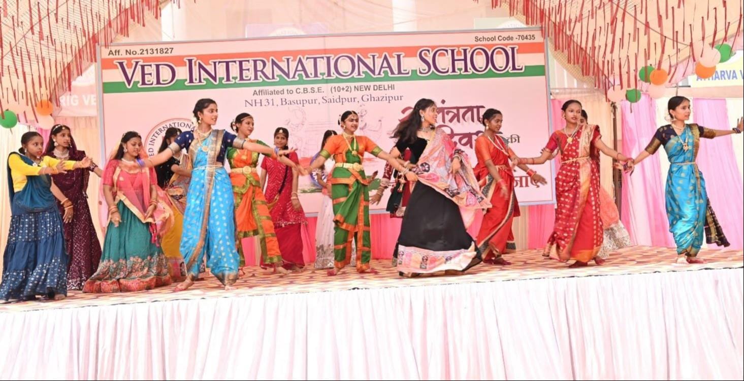 स्वतंत्रता दिवस पर सन शाइन पब्लिक स्कूल कसेरा पोखरा में प्रस्तुती देतीं छात्राएं। स्रोत- विज्ञा स्वतंत्रता दिवस पर सन शाइन पब्लिक स्कूल कसेरा पोखरा में प्रस्तुती देतीं छात्राएं। स्रोत- विज्ञा