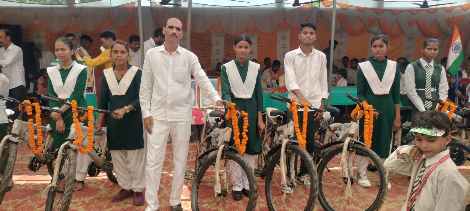 स्वतंत्रता दिवस पर सन शाइन पब्लिक स्कूल कसेरा पोखरा में प्रस्तुती देतीं छात्राएं। स्रोत- विज्ञा स्वतंत्रता दिवस पर सन शाइन पब्लिक स्कूल कसेरा पोखरा में प्रस्तुती देतीं छात्राएं। स्रोत- विज्ञा