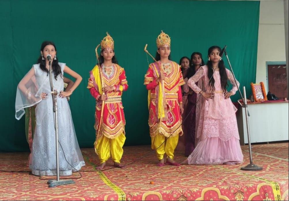 स्वतंत्रता दिवस पर सन शाइन पब्लिक स्कूल कसेरा पोखरा में प्रस्तुती देतीं छात्राएं। स्रोत- विज्ञा स्वतंत्रता दिवस पर सन शाइन पब्लिक स्कूल कसेरा पोखरा में प्रस्तुती देतीं छात्राएं। स्रोत- विज्ञा