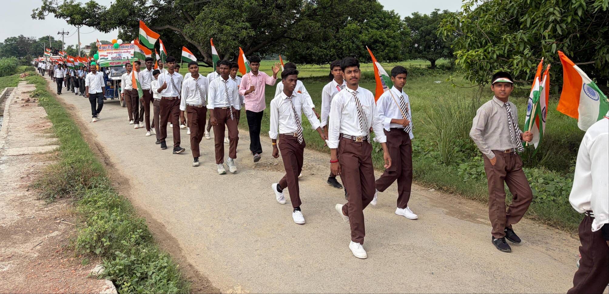 स्वतंत्रता दिवस पर सन शाइन पब्लिक स्कूल कसेरा पोखरा में प्रस्तुती देतीं छात्राएं। स्रोत- विज्ञा स्वतंत्रता दिवस पर सन शाइन पब्लिक स्कूल कसेरा पोखरा में प्रस्तुती देतीं छात्राएं। स्रोत- विज्ञा