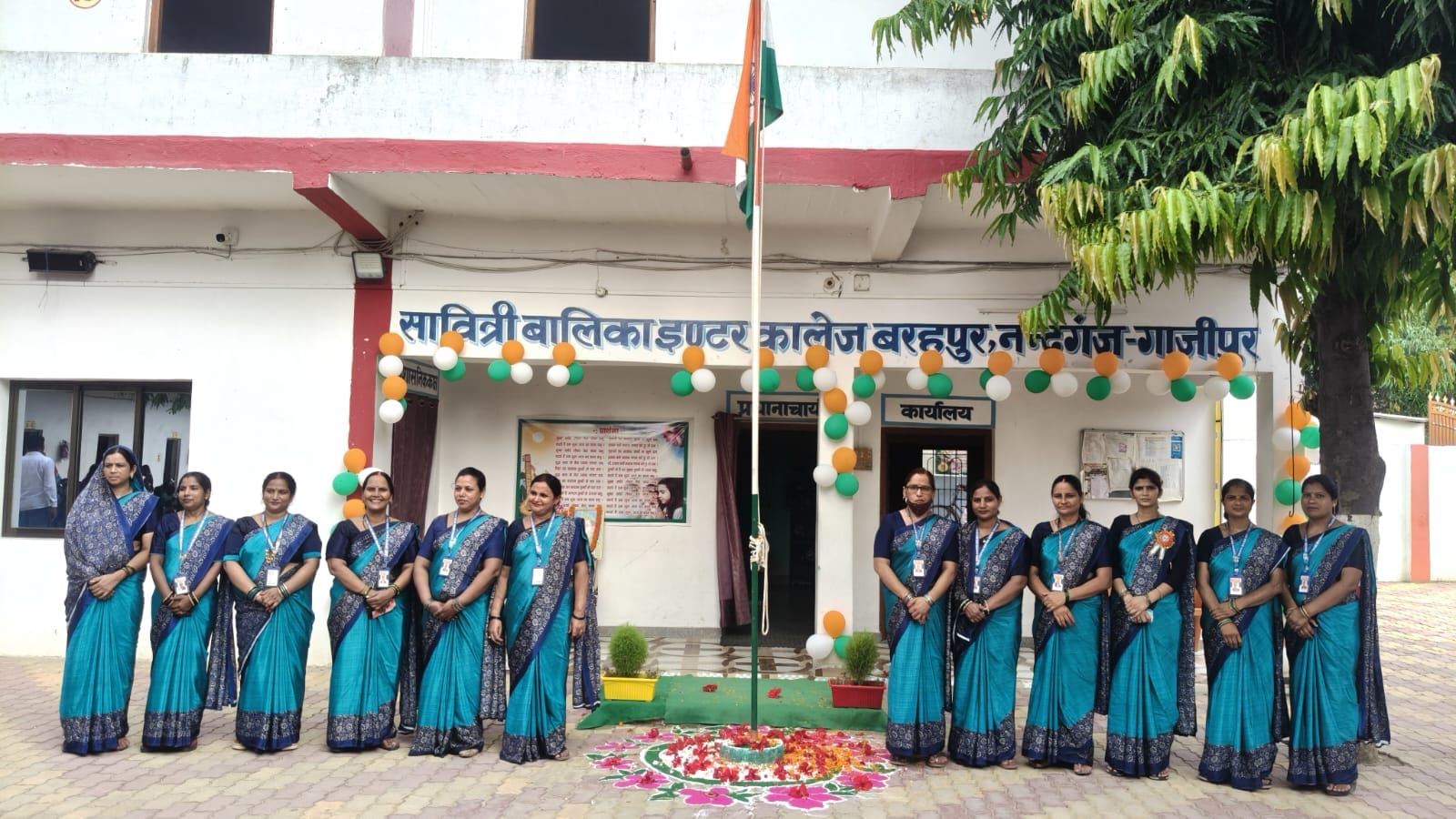 स्वतंत्रता दिवस पर सन शाइन पब्लिक स्कूल कसेरा पोखरा में प्रस्तुती देतीं छात्राएं। स्रोत- विज्ञा स्वतंत्रता दिवस पर सन शाइन पब्लिक स्कूल कसेरा पोखरा में प्रस्तुती देतीं छात्राएं। स्रोत- विज्ञा