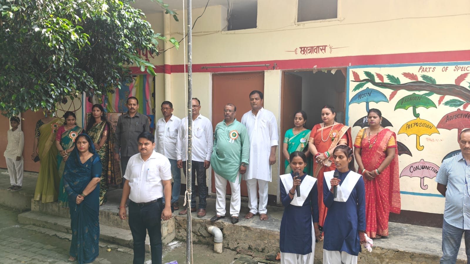 स्वतंत्रता दिवस पर सन शाइन पब्लिक स्कूल कसेरा पोखरा में प्रस्तुती देतीं छात्राएं। स्रोत- विज्ञा स्वतंत्रता दिवस पर सन शाइन पब्लिक स्कूल कसेरा पोखरा में प्रस्तुती देतीं छात्राएं। स्रोत- विज्ञा