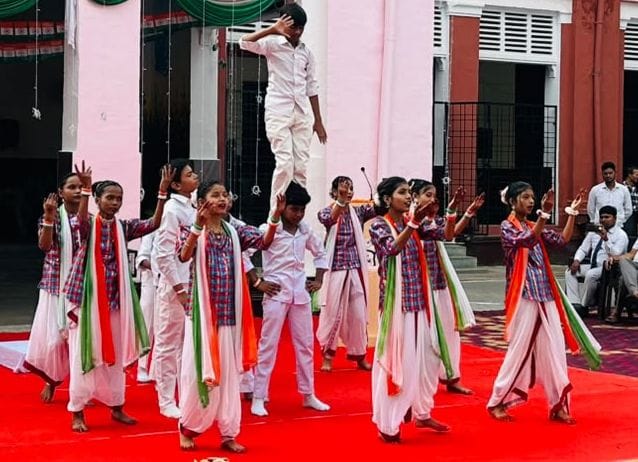 स्वतंत्रता दिवस पर शहीद संग्रहालय में सांस्कृतिक कार्यक्रम पेश करतीं छात्राएं। संवाद स्वतंत्रता दिवस पर शहीद संग्रहालय में सांस्कृतिक कार्यक्रम पेश करतीं छात्राएं। संवाद
