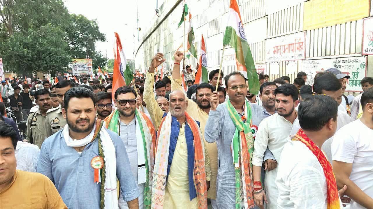शाहजहांपुर में जलालनगर में तिरंगा यात्रा निकालते युवा। स्रोत: आयोजक शाहजहांपुर में जलालनगर में तिरंगा यात्रा निकालते युवा। स्रोत: आयोजक