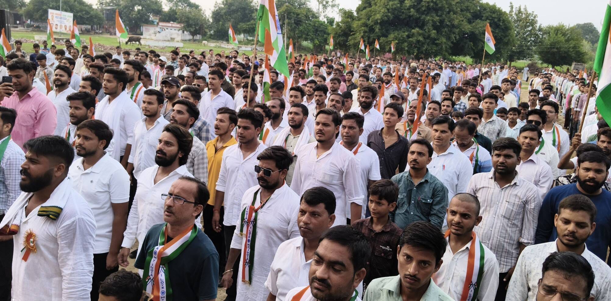 शाहजहांपुर में जलालनगर में तिरंगा यात्रा निकालते युवा। स्रोत: आयोजक शाहजहांपुर में जलालनगर में तिरंगा यात्रा निकालते युवा। स्रोत: आयोजक