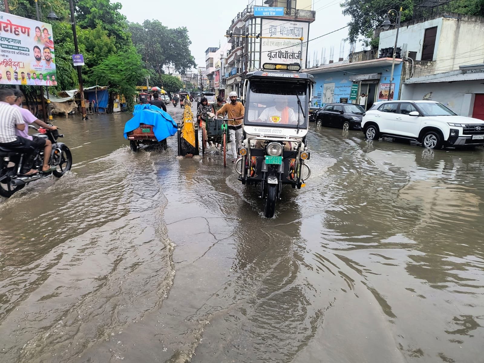 शाहजहांपुर में रोडवेज बस अड्डे के पास सड़क पर जलभराव से गुजरता ई-रिक्शा । संवाद शाहजहांपुर में रोडवेज बस अड्डे के पास सड़क पर जलभराव से गुजरता ई-रिक्शा । संवाद