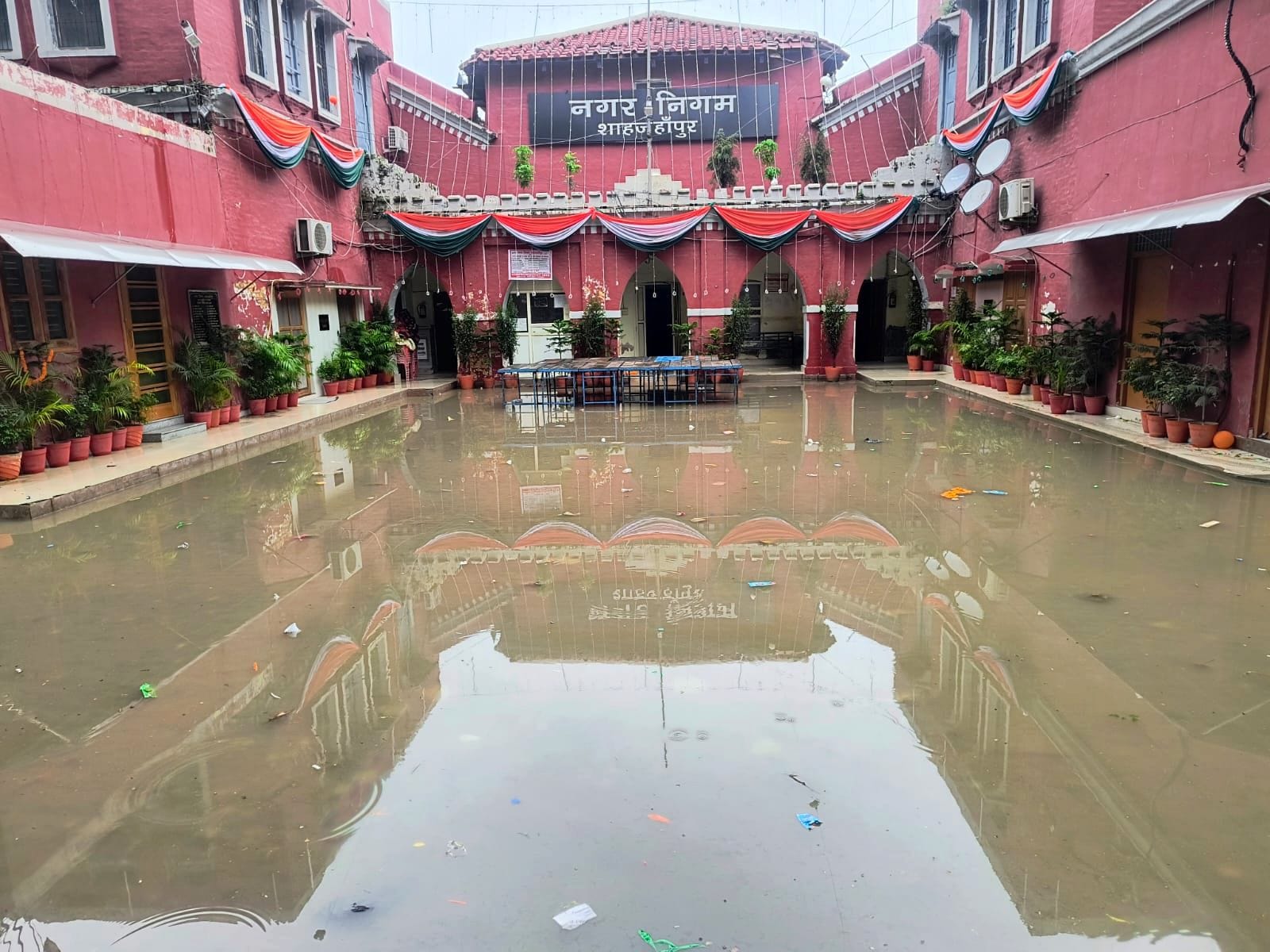 शाहजहांपुर में रोडवेज बस अड्डे के पास सड़क पर जलभराव से गुजरता ई-रिक्शा । संवाद शाहजहांपुर में रोडवेज बस अड्डे के पास सड़क पर जलभराव से गुजरता ई-रिक्शा । संवाद