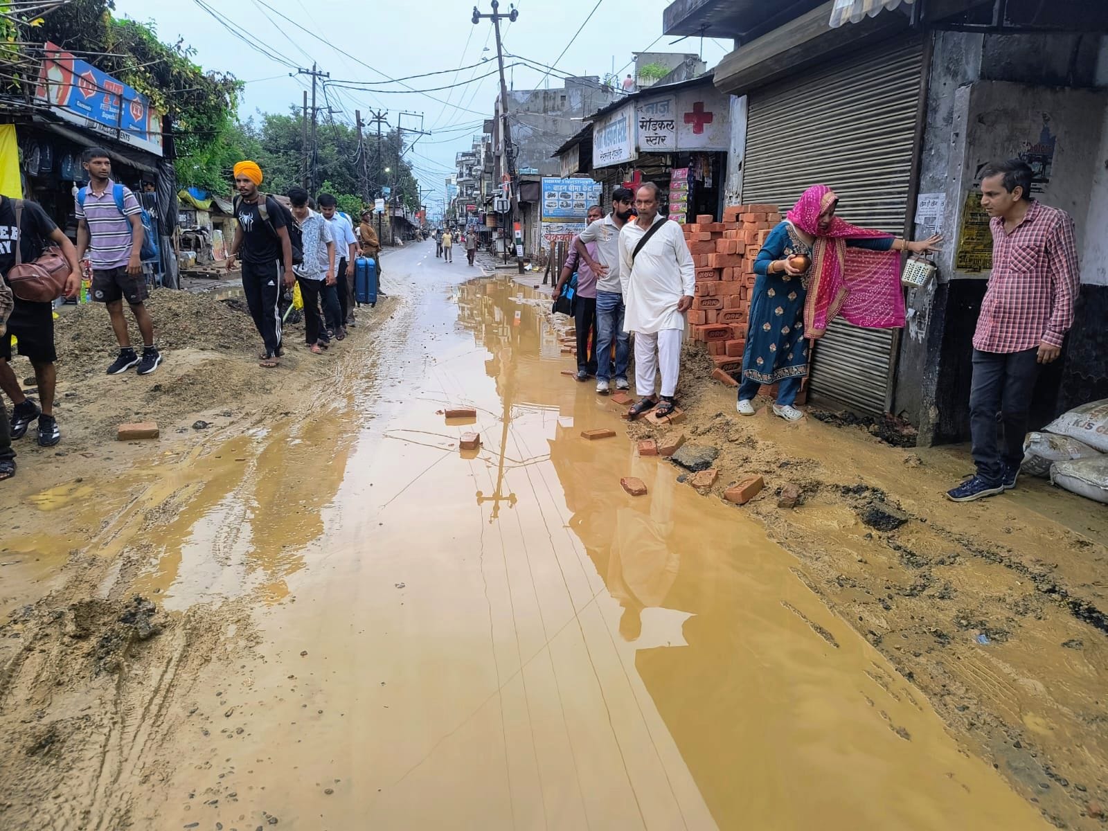 शाहजहांपुर में रोडवेज बस अड्डे के पास सड़क पर जलभराव से गुजरता ई-रिक्शा । संवाद शाहजहांपुर में रोडवेज बस अड्डे के पास सड़क पर जलभराव से गुजरता ई-रिक्शा । संवाद