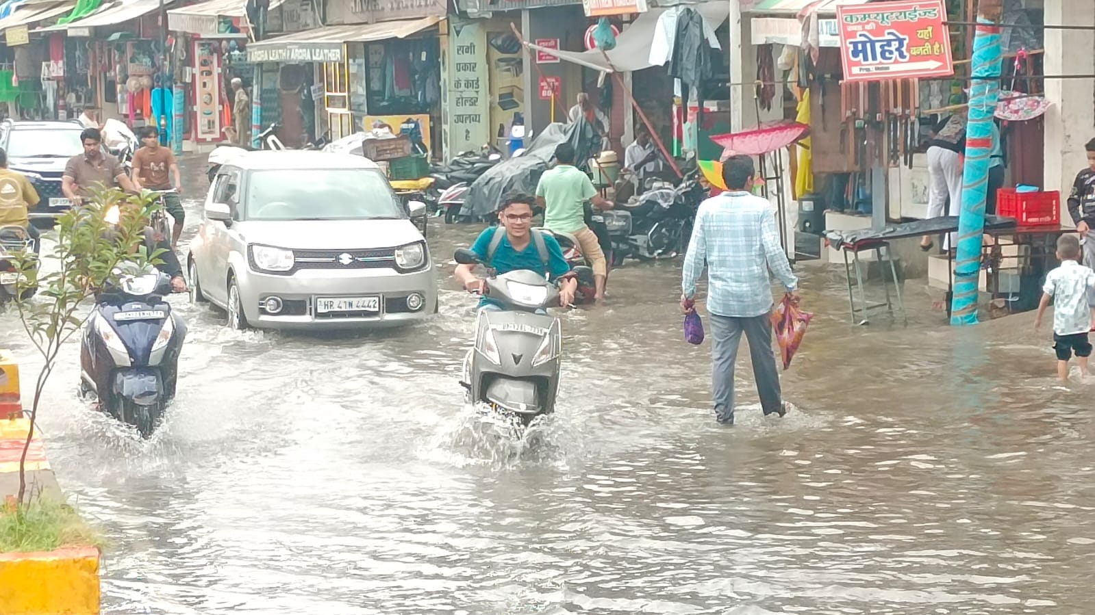 शहर के शिव चौक पर  बारिश के दौरान जलभराव : संवाद
