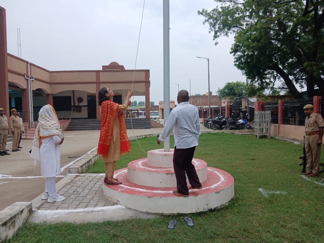 तिलहर में एसडीएम के पास जेब में डालकर खड़े तहसीलदार अजहर अंसारी। स्रोत: जागरूक पाठक तिलहर में एसडीएम के पास जेब में डालकर खड़े तहसीलदार अजहर अंसारी। स्रोत: जागरूक पाठक
