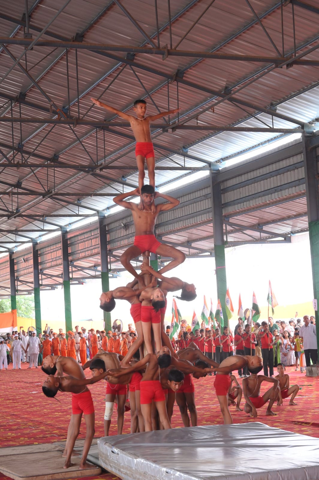 तिरंगा झंडा फहराने के बाद सलामी लेते हरियाणा के खाद्य, नागरिक आपूर्ति एवं उपभोक्ता मामले मंत्री तिरंगा झंडा फहराने के बाद सलामी लेते हरियाणा के खाद्य, नागरिक आपूर्ति एवं उपभोक्ता मामले मंत्री