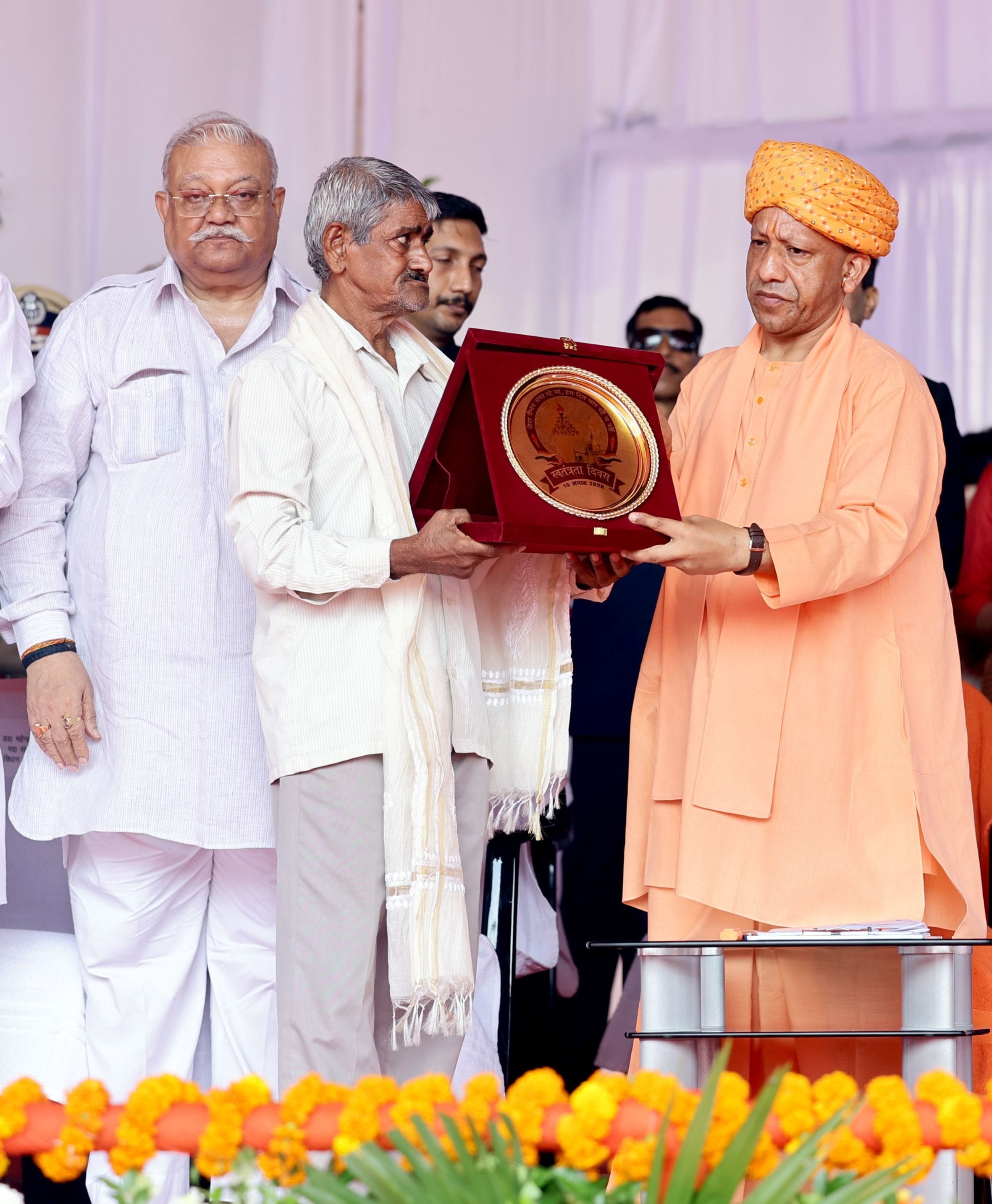 देशभक्ति की बही बयार, शान से लहराया तिरंगा