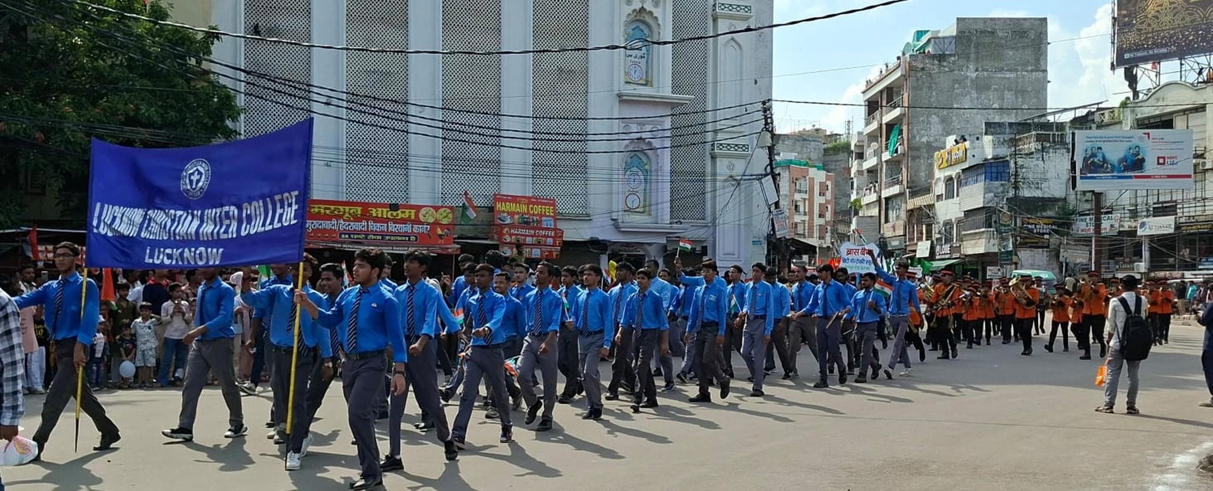 देशभक्ति की बही बयार, शान से लहराया तिरंगा